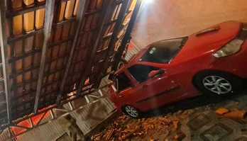 Telhado de garagem desaba sobre carro em Samambaia (DF); veja fotos (Reprodução / CBMDF)